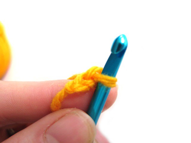 how to gain the first loop crochet