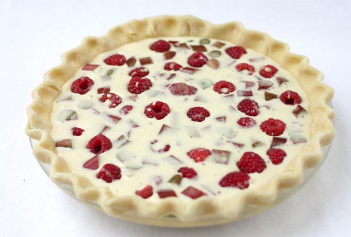 pie with sour cream filling and berries