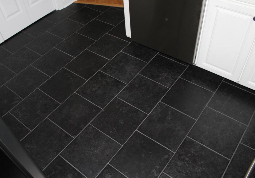 Negro azulejos en el suelo de la cocina