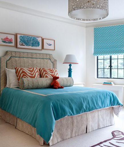 curtains to the turquoise Wallpaper