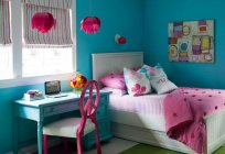 Bedroom in turquoise colors: Wallpaper, furniture, accessories