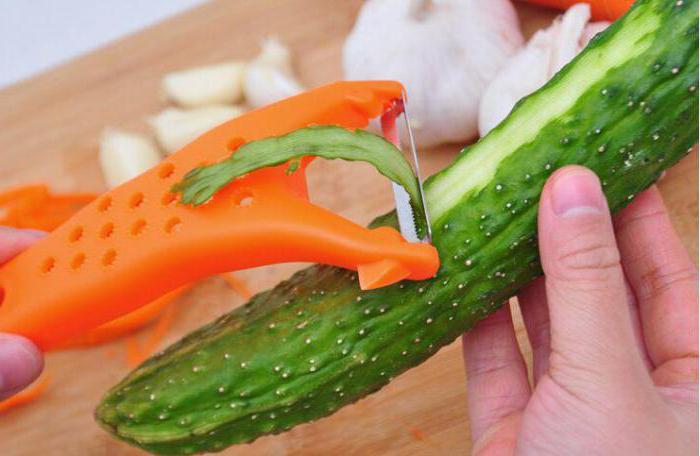 a faca para a limpeza de frutas e legumes