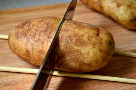 Pieczone ziemniaki-akordeon w piekarniku