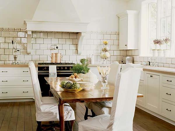 klassische weiße Küche im Innenraum