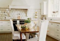 Weiße Küche im Innenraum – neue Lösung