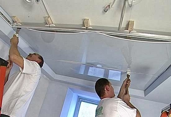cómo instalar un techo tensado sus manos