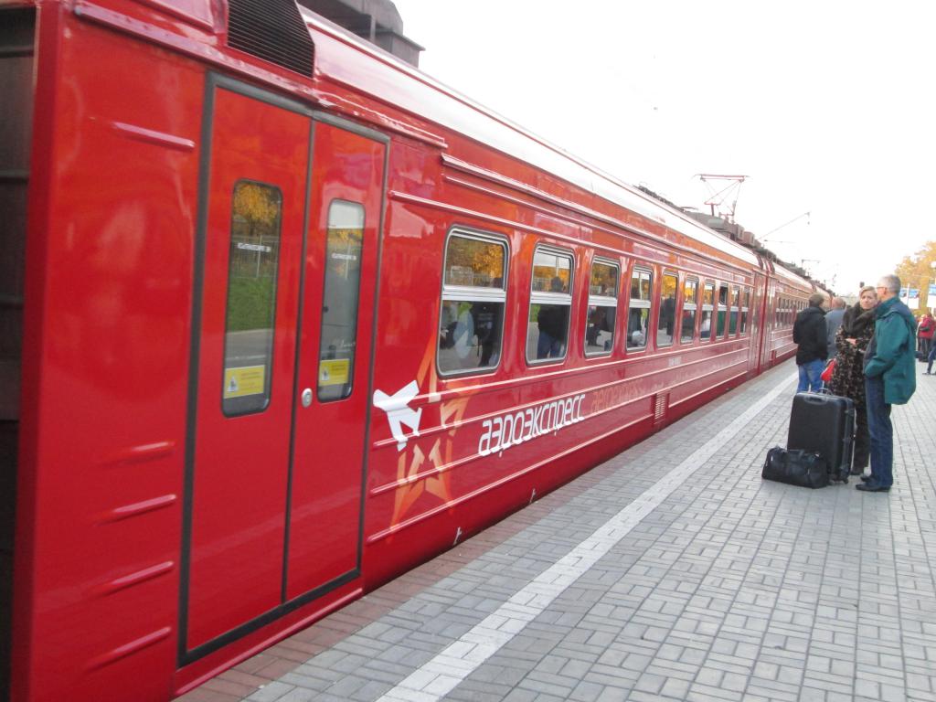 belorussky tren istasyonu'ndan kalkan aeroexpress treni ile domodedovo