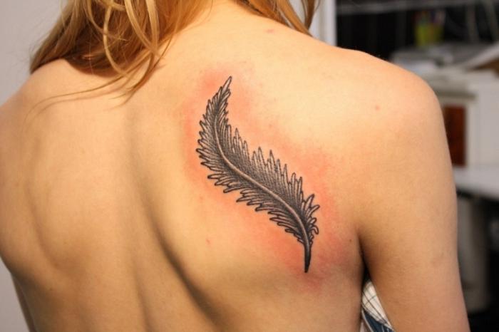 Tattoo-Mädchen auf dem Rücken der Schriftzug