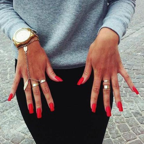 czerwony matowy manicure
