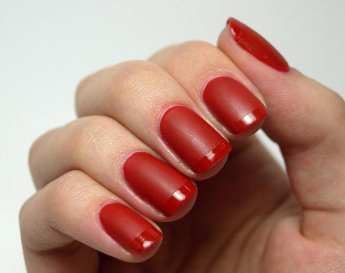 matowy manicure koloru czerwonego