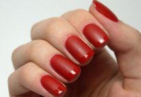 Czerwony matowy manicure: zdjęcia