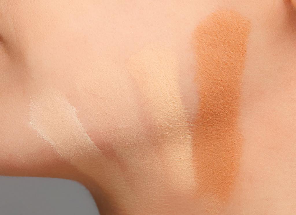 cómo aplicar correctamente el tono de la crema en la cara