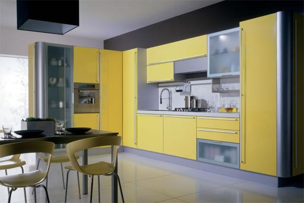 gelbe Küche im Innenraum