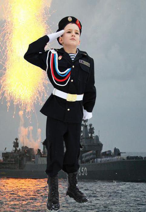 军事婴儿服装的男孩