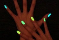 Gehen auf eine Party: leuchtende Nagellack