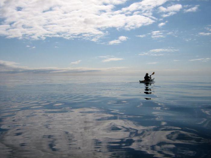 a Pesca é Pequeno e o mar e o lago Baikal de verão