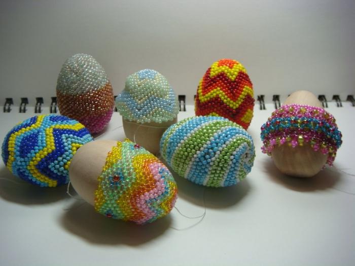 的珠子编织的复活节彩蛋