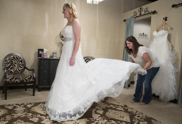 sennik przymierzać suknię ślubną