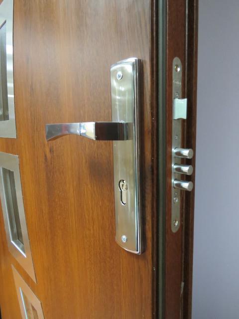 replacement of the lock of the metal door with their hands