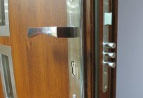 Reparação e substituição de fechaduras em uma porta de metal