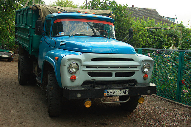 的一面卡车的ZIL-130