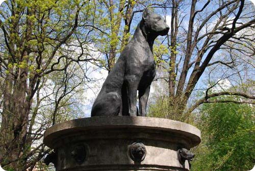 el Monumento al perro de pavlov