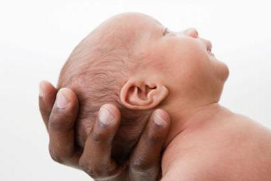 Kleine wohlwollende beim Neugeborenen