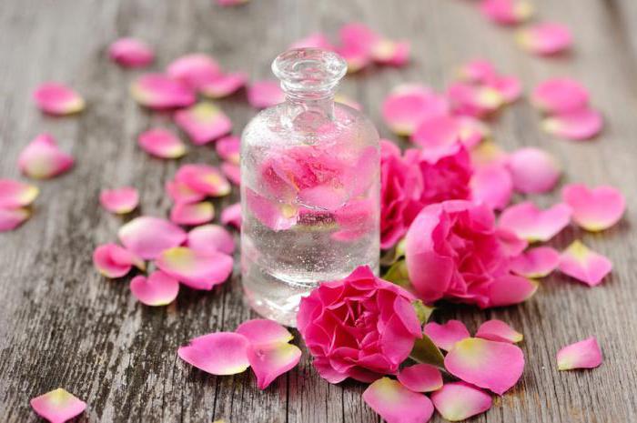 Wasser aus Rosenblüten