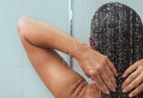 هل يمكنني غسل شعري مع الماء البارد ؟ توصيات من أجل تطهير الشعر