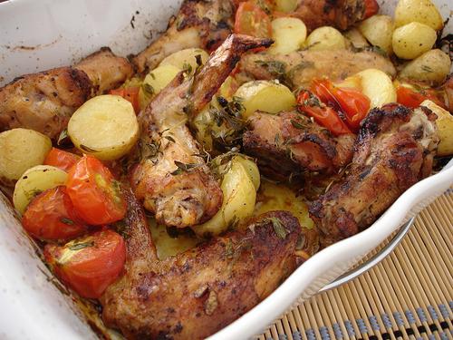 asas de frango com batatas no forno