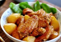 Смачні і ситні курячі крильця з картоплею в духовці