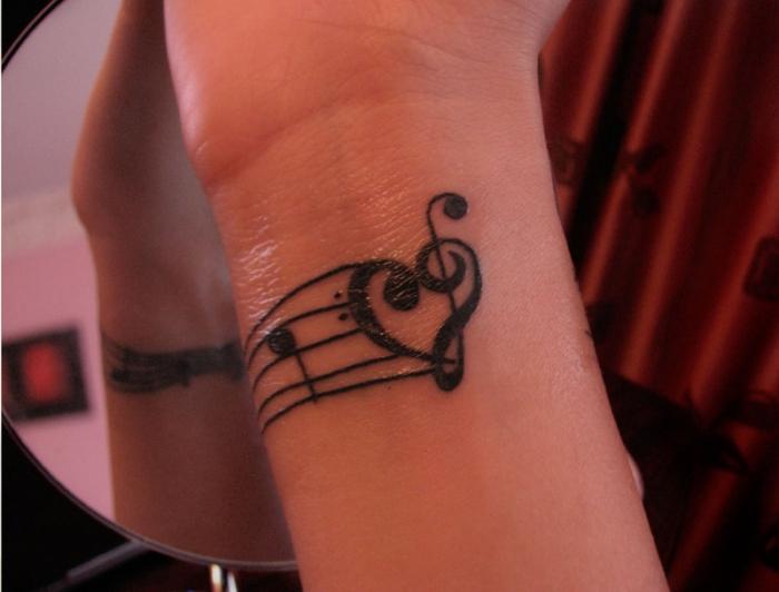 el tatuaje en forma de violín de la clave