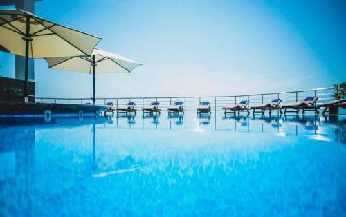 索契的酒店游泳池与海水和加热冬季