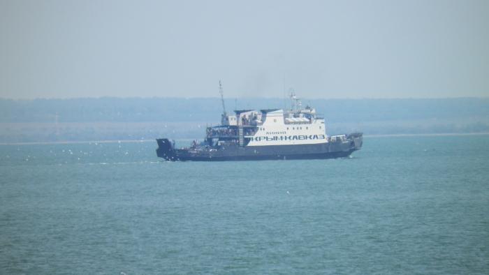 un Ferry a través del estrecho kerchensky