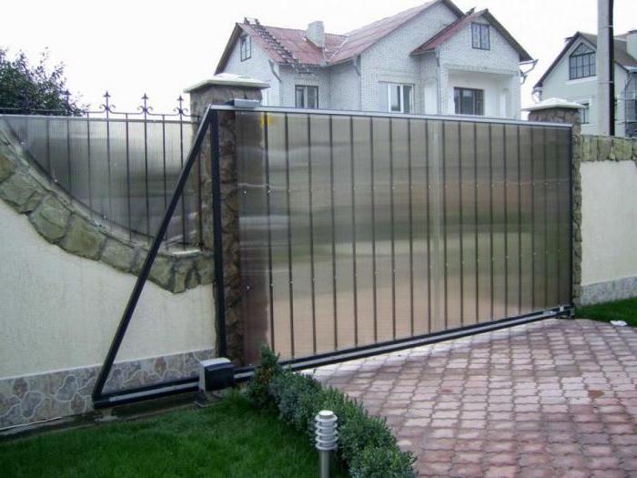 fence made of polycarbonate on a metal frame reviews