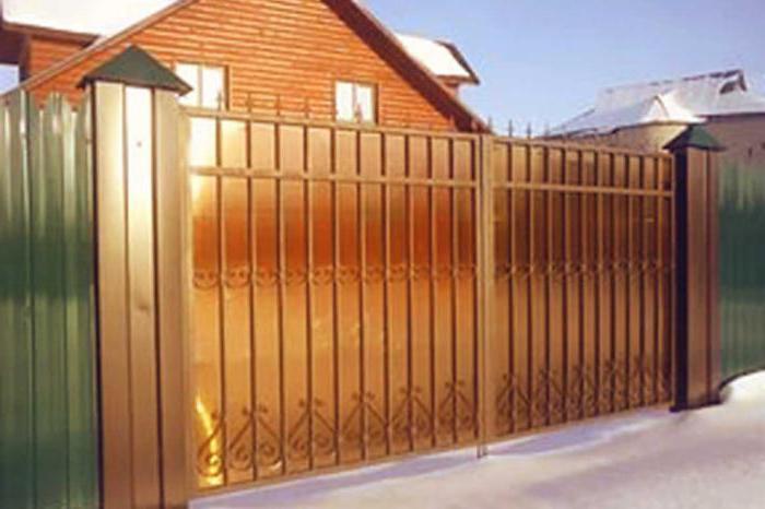 fence made of polycarbonate to give the types