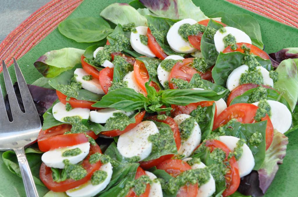 Salada "Caprese" com molho de "Pesto"