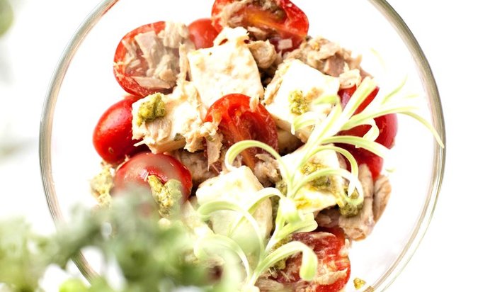 Salada de atum, адыгейским queijo e molho de "Pesto"