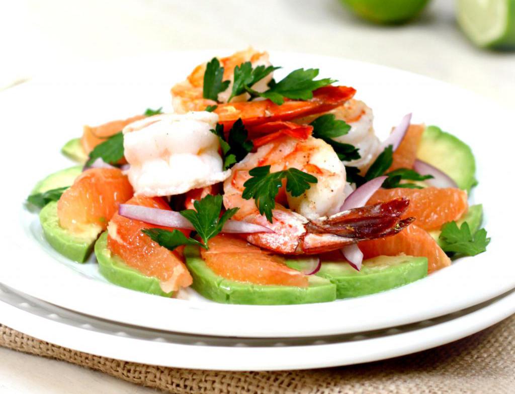 a receita e a foto de uma deliciosa salada com camarão