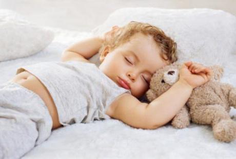 warum das Kind spricht im Schlaf