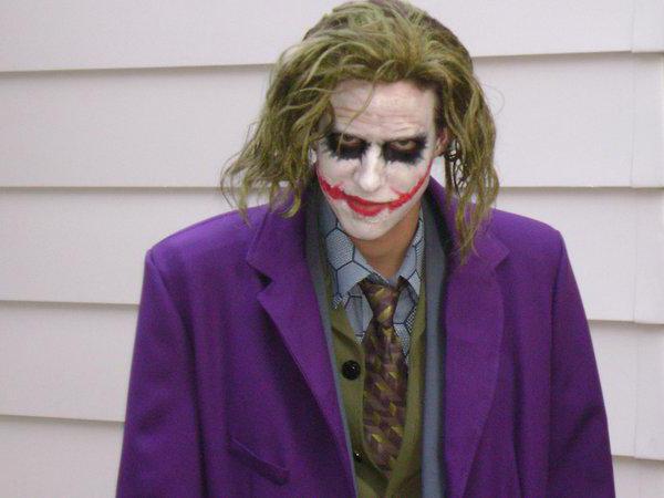 Joker Kostüm mit den Händen