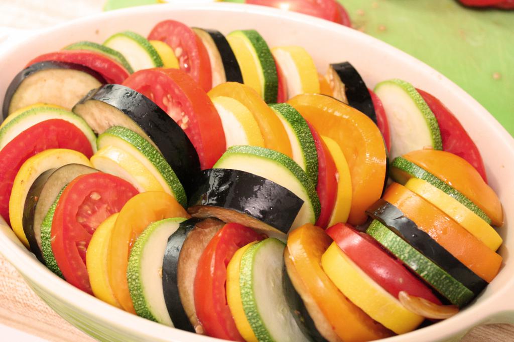 Spread the vegetables for the Ratatouille into form