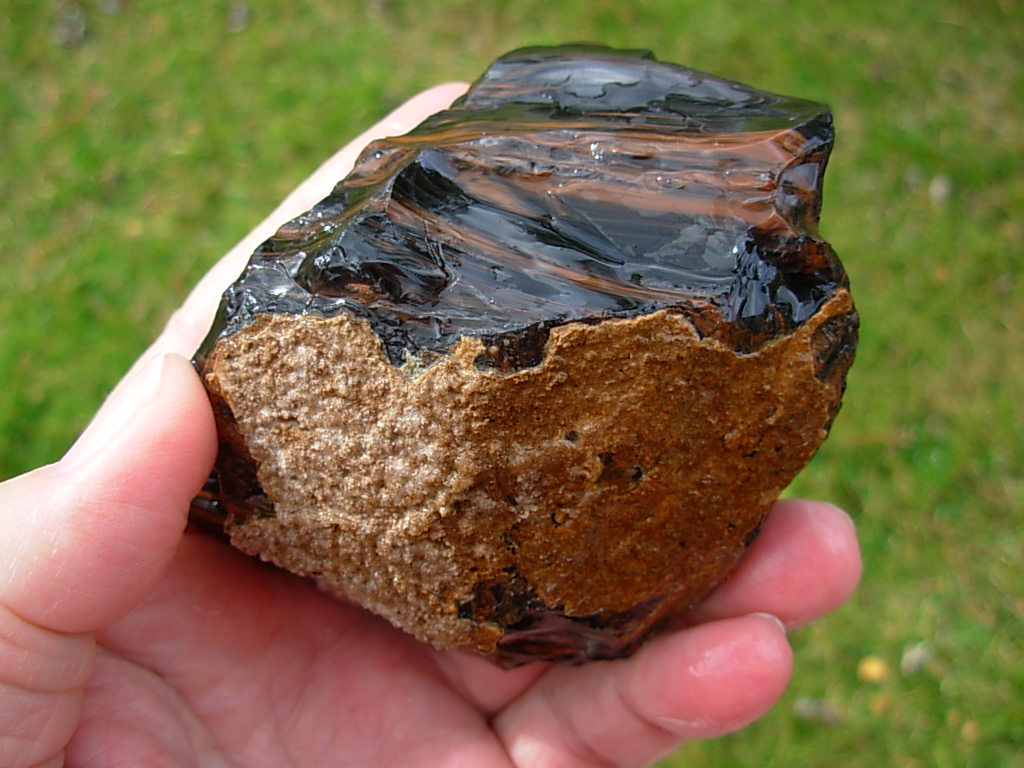 a obsidiana é uma pedra de propriedades adequada
