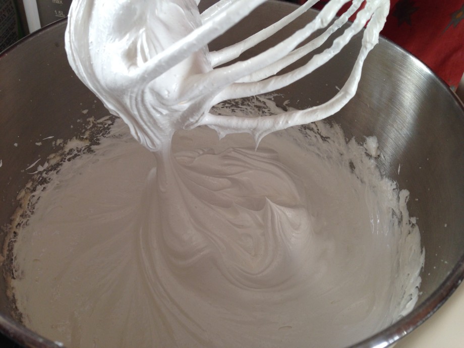 la Preparación de merengue para "real" de la torta