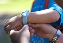 GPS-rastreador para crianças em forma de bracelete e o seu uso