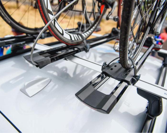 Befestigung für das Fahrrad auf das Dach des Autos
