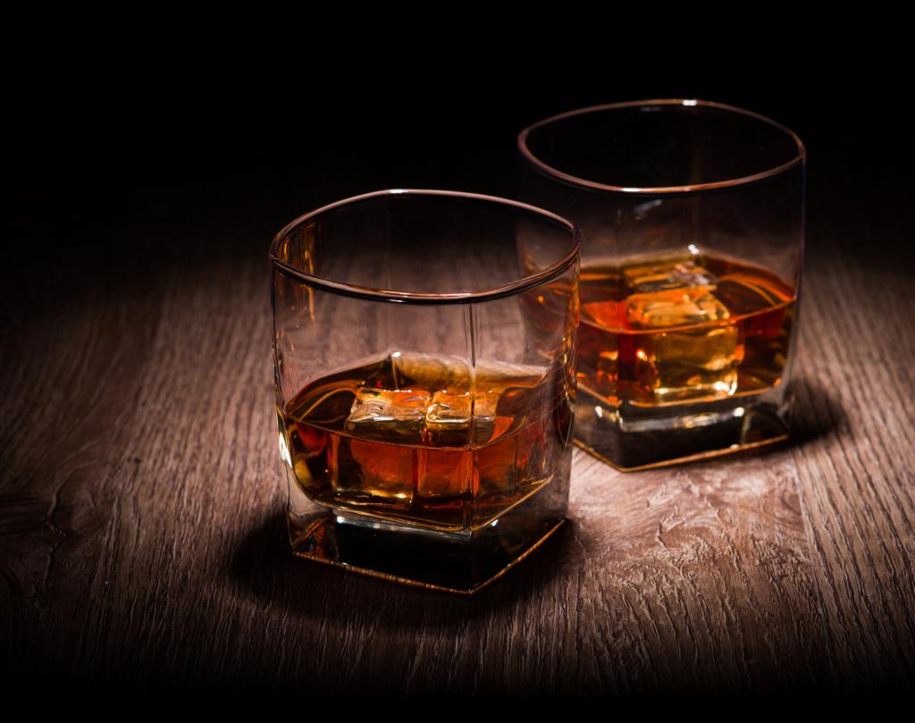 copos de rum e whisky