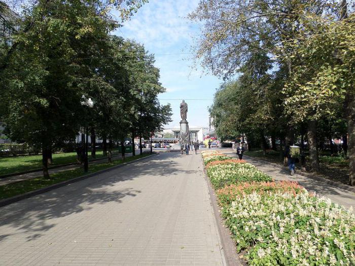 Chistye Prudy the monument to Alexander Griboyedov the exit of the subway