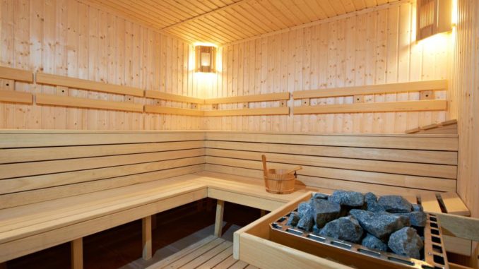 die Regale in der Sauna