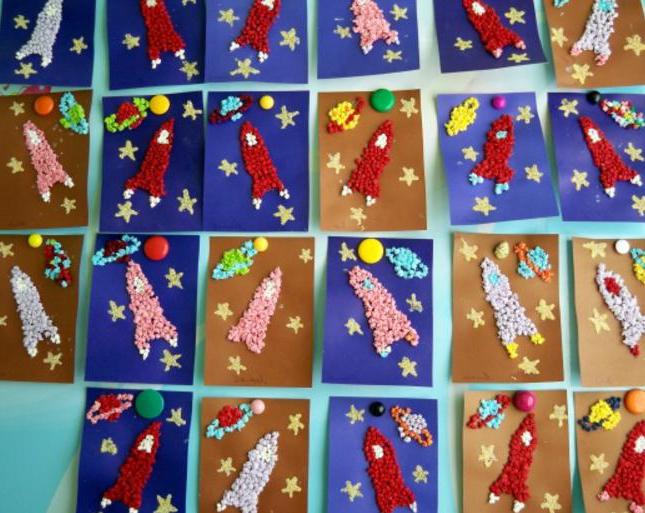 crafts for the day of cosmonautics in kindergarten